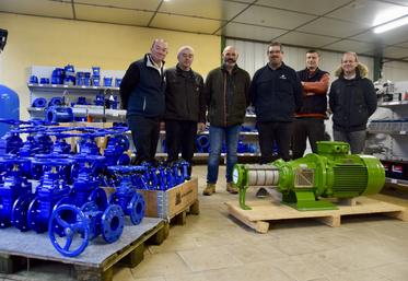 Une partie de l'équipe de l'établissement Ouvrard de Vouharte, encadrée par Anthony Guilleret (à gauche) et Cédric Falourd (à droite).