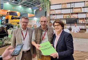 Christian Daniau a pu remettre le dossier à Annie Genevard en mains propres.