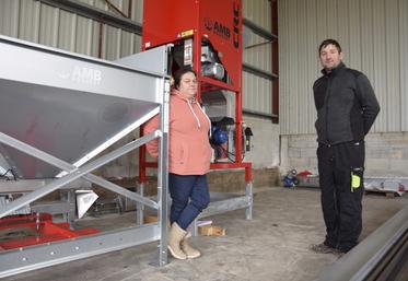 À Reignac, Élise Bourdier et Thibaud Lérisson installent un nouvel équipement pour casser leurs noix. Il sera compatible avec leur future production d'amandes.