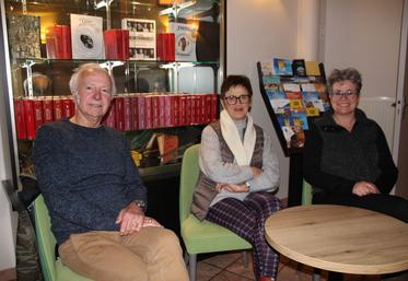 De gauche à droite, Alain Jordan, Line Oble et Céline Nauleau sont engagés dans la vie de Vouillé, en tant que référents de quartiers et citoyens vigilants.
