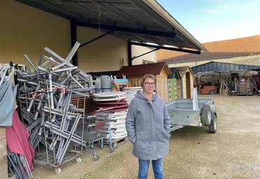 L'association a investi l'ancienne quincaillerie de Brioux-sur-Boutonne pour y entreposer son matériel, bricoler et peaufiner les spectacles. Derrière Cécile Benoist, l'essentiel des équipements provient de la récupération.
