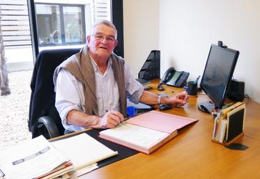 Pendant ses cinq mandats comme maire et ses deux mandats à la tête de la communauté de communes Aunis Sud, Jean Gorioux a pu poursuivre son métier d'agriculteur grâce à quelques adaptations.