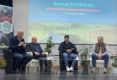 Arnaud Rousseau (à gauche), le président de la Fnsea, est intervenu à l'occasion de la table ronde sur les zones intermédiaires.