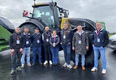 L'équipe de la concession bressuiraise d'Allin pose devant l'édition limitée du tracteur Valtra Q265.
