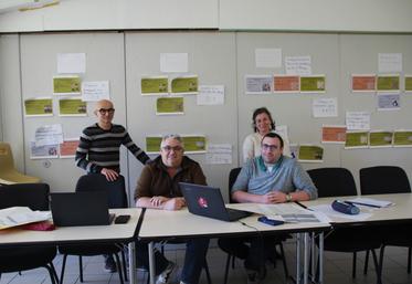 Les formateurs de la MFR Chauvigny, Christian Collomb et Jérôme Gardien préparent les temps pédagogiques avec la directrice adjointe Victoria Zuniga.