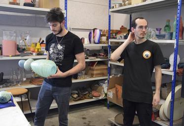 Valentin Rizzo et Gaëtan Oheix sont les "guides techniques" de l'atelier verre de la Fondation Martell. Ils partagent leur savoir-faire et épaulent les artistes en résidence dans l'élaboration de pièces en verre.
