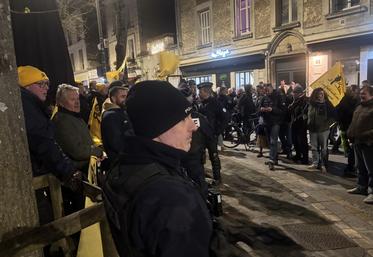 Les forces de l'ordre se sont interposées à plusieurs reprises entre les camps.