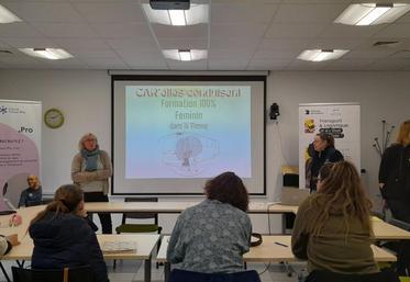 L'opération de recrutement a débuté par des réunions collectives, comme ici à Lussac-Les-Châteaux.