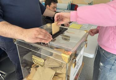 Les quelque 93376 électeurs appelés aux urnes pour ce second tour se sont bien mobilisés : 57,62 % de participation en moyenne.