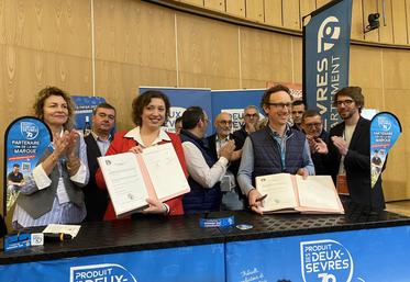 La convention, signée par Coralie Dénoues et Franck Couprie, permet aux 66 producteurs des Produits des Deux-Sèvres d'être référencés dans tous les magasins U du Département.