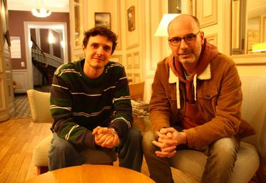 "La Guerre des prix", à la fois un film noir et un drame familial réalisé par Anthony Déchaux (à droite), avec l'acteur Julien Frison.