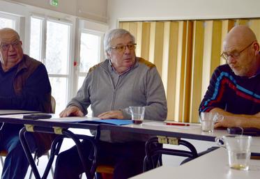 De gauche à droite : Gilbert Marchand, président d'honneur de l'Aspoulba ; Jean-Marie Arsicaud, président et Vincent Piolé, trésorier.