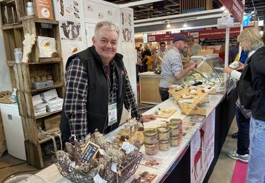 Jean-Frédéric Granger, éleveur caprin dans la Vienne, déplore des ventes en berne sur le stand de la Route des fromages de chèvre.