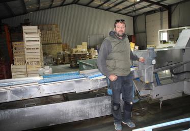 Julien Garault remettait en route ses équipements cette semaine, avant le début de la récolte, jeudi.