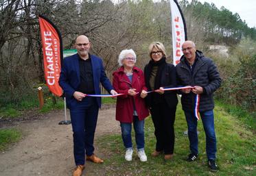 De gauche à droite : le maire de Guizengeard Aurélien Gadrat, Maryse Lavie-Cambot (CEN), Nicole Bonnefoy et Jacques Chabot, du Département.