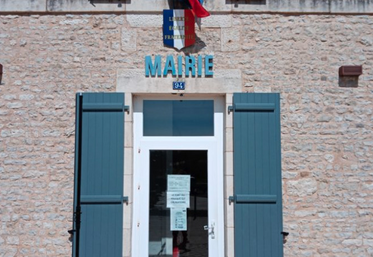 En France, 1 930 postes de secrétaire de mairie sont à pourvoir actuellement.