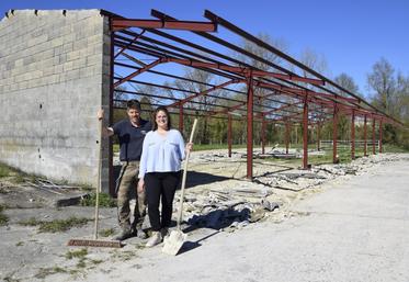 Samuel Louassier et Jessica Valeau devant leur future chèvrerie à Pérignac. Le bâtiment de 510 m2 doit être prêt en novembre 2026 pour accueillir des chèvres.