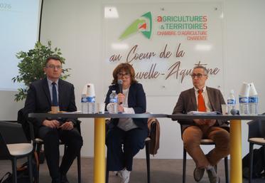 De gauche à droite : Hervé Servat, de la DDT ; Laëtitia Plumat, présidente de la Chambre d'agriculture et Vincent Colas, son directeur.