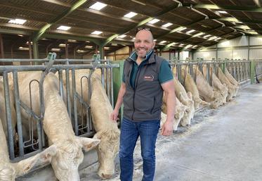 Emmanuel Turpeau et son épouse Sonia élèvent 110 Charolaises inscrites au Herd-book.