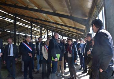 Annie Genevard a visité le Gaec Lactagri, exploitation laitière produisant sous charte AOP Beurre Charentes-Poitou, qui implique 50 % de maïs dans la ration des vaches.