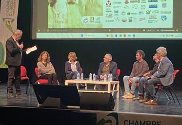 Les intervenants à la table ronde, de gauche à droite : Sophie Devienne (enseignante), Anne Porchet (Caveb), Pascal Berteau (Éleveur et engagé), Régis Mainguy et Léo Houdayer (C'est qui le patron ? !) et Philippe Leseure (laiterie LSDH).