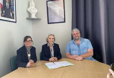 Magali Migaud (DSNE), Maryline Gelée (maire de Pas-de-Jeu) et Nicolas Cotrel (DSNE).