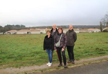 Patricia Proust, Christine Bel, Pierre Aballea et Cyril Gomel, co-présidents et vice-présidents de Nouaillé environnement critiquent " un PLUI de façade et un document collectif qui ne serait que l'addition des intérêts des 16 communes des Vallées du Clain".