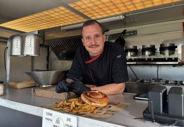 Alexandre Culot propose des "Kaps Burgers", qui sont fermés, mais aussi des frites belges, cuites dans la graisse de bœuf.
