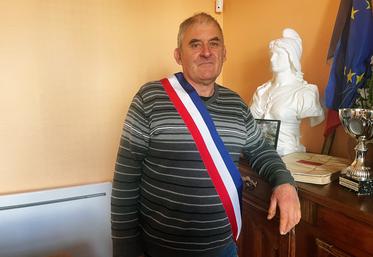 Frédéric Baudouin, ici dans la mairie d'Asnières-la-Giraud, a pris ses fonctions le 21 mars.