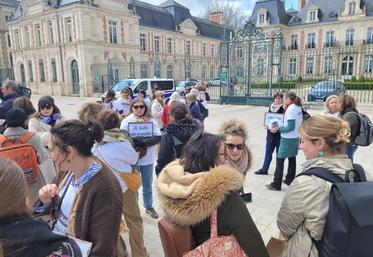 Infirmiers et infirmières de l'association Asalées manifestaient le fin mars devant la préfecture de Poitiers et rejoints par des patients et des médecins adhérents.