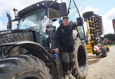 Léo Domain, salarié et chef d'exploitation à Rouillac.