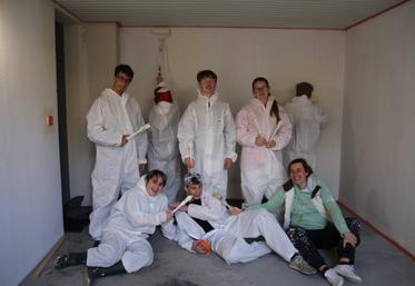 Avec la Pousse à Mirebeau, sept volontaires entre 12 et 15 ans et Mathilde (leur animatrice, assise à droite) ont contribué à rafraîchir les parties communes d'une résidence Habitat de La Vienne à Mirebeau.