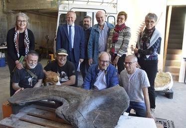 La scapula du camarasaure découvert à Angeac-Charente en 2024 a été reconstituée. Elle va bientôt rejoindre le musée d'Angoulême pour y être exposée.