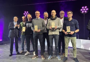 Les trophées de la vie locale du Crédit Agricole Charente-Périgord ont été remis par Benoît Fayol, président de la banque régionale, Éric Vial, président de Crédit Agricole SA et de la Fédération Nationale du Crédit Agricole et Guilhem Nouvel-Alaux, directeur général (à gauche).