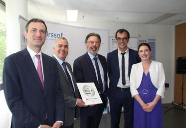 Le Préfet Serge Boulanger (au centre), Vahé Boyadjian, Président du CA de l'Urssaf Poitou-Charentes (à sa droite), Thierry de Laburthe (à sa gauche), Damien Lentile, directeur de l'Urssaf Caisse nationale et Juliette Andrès de la Direction interministérielle de la transformation publique.