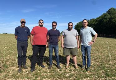 Xavier Broquet, éleveur transhumant, Patrice Arnaud, Benjamin Audé et Benjamin Saboureau, céréaliers et Alexis Ingrand, animateur du syndicat des eaux Vivier-Courance.