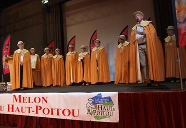 Robert Franchineau a été très actif dans la défense du melon du Haut-Poitou, ici (à droite) lors du lancement de la campagne à Rungis, en 2013, avec l'Académie des maîtres du melon, qu'il a présidée. 