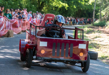 Les courses de caisse à savon, en plus de constituer de beaux spectacles avec fou-rires garantis, sont l'occasion de beaux moment de cohésion et de challenge. "Les gens participent en famille, avec leurs collègues, leurs copains.