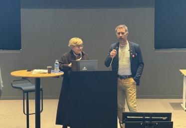 Carole Zakine, juriste spécialisée en conseil stratégique en droit de l'environnement appliqué à l'agriculture, lors de sa conférence consacrée à l'irrigation. Elle est aux côtés de Guillaume Chamouleau, président d'Aquanide 16, l'association des irrigants de Charente.