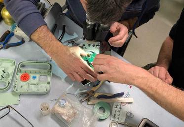 Dans le top 10 des objets pris en charge par les Repair cafés : aspirateur, petit électroménager, téléviseur, vélo et imprimante. "L'existence d'un atelier au sein de la commune incite les gens à faire réparer leurs objets", estime l'animateur du centre socioculturel de Mauléon.