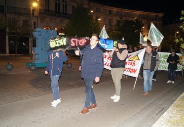 Le cortège funèbre a défilé des Halles d'Angoulême à la Préfecture. Parmi les revendications des agriculteurs charentais : un coup de pouce supplémentaire de 30 centimes par litre sur le GNR pour compenser l'explosion des charges. L'exonération de 4 centimes par litre sur le droit d'accise est jugée dérisoire.