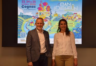 Jérôme Sourisseau et Séverine Caillé, nouvelle vice-présidente de Grand Cognac chargée de la culture, devant la future affiche du Ban de la Distillation 2026 signée par l'artiste Shaoronn, du collectif angoumoisin Fichtre Diantre.