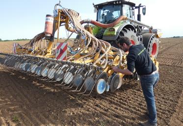 La fertilisation dès le semis permet de s'assurer que l'azote sera bien utilisé par le chanvre, pointe Benjamin Audé. La culture n'aura pas besoin de produits phytosanitaires ou même d'intervention mécanique avant sa récolte fin août - début septembre.