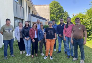 Les administrateurs et partenaires du PAI 79, ainsi que l'animatrice Charlotte Joseph (pantalon orange) lors de l'AG.