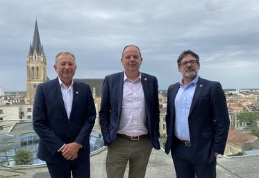 Le président de Groupama Centre-Atlantique, Stéphane Cools, entouré de Loïc Jouanneau directeur général délégué et Fabrice Lepigeon, directeur général.