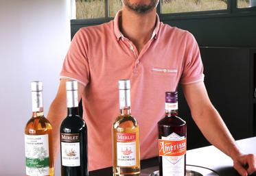 Sureau, café, pamplemousse ou orange amer : voilà les dernières nouveautés présentées par Luc Merlet, qui a repris avec son frère Pierre la distillerie familiale de St-Sauvant.