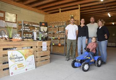 À l'EARL de Broutiqua, toute la famille met la main à la pâte : Aurélien, Léa, Stéphane et Sandrine. Sans oublier Lou.