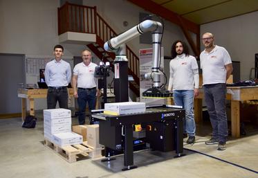 Autour du cobot prévu pour intégrer la biscuiterie Saint-Michel : Luck Jacquin de HMI-MBS, Jean-François Dumontet, Thomas Denepoux et Didier Moraud.