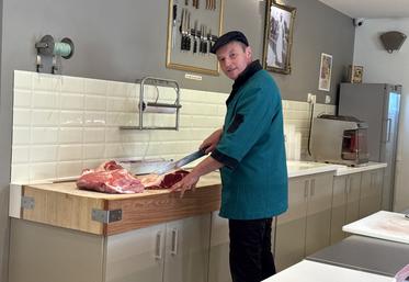 Jean-Baptiste Sardain est la troisième génération d'artisan boucher de la famille.