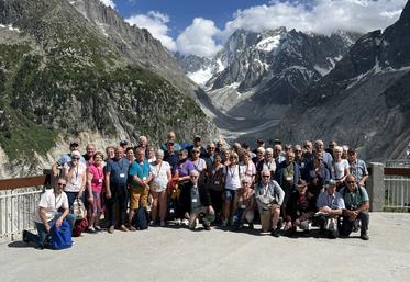 Une soixantaine d'anciens exploitants et propriétaires ont participé à ce voyage. Ici devant la mer de glace.